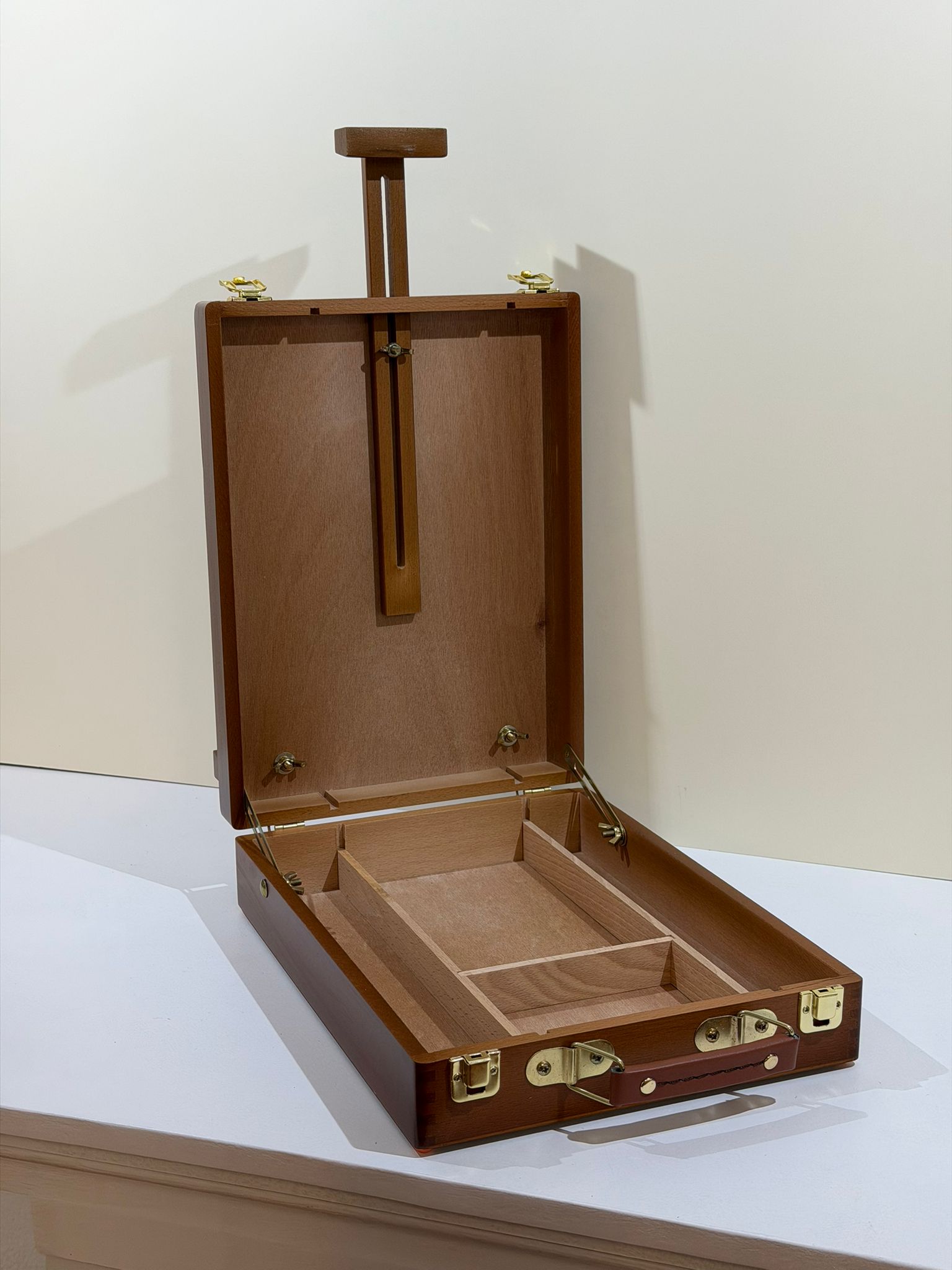 C06 - Maletín caballete